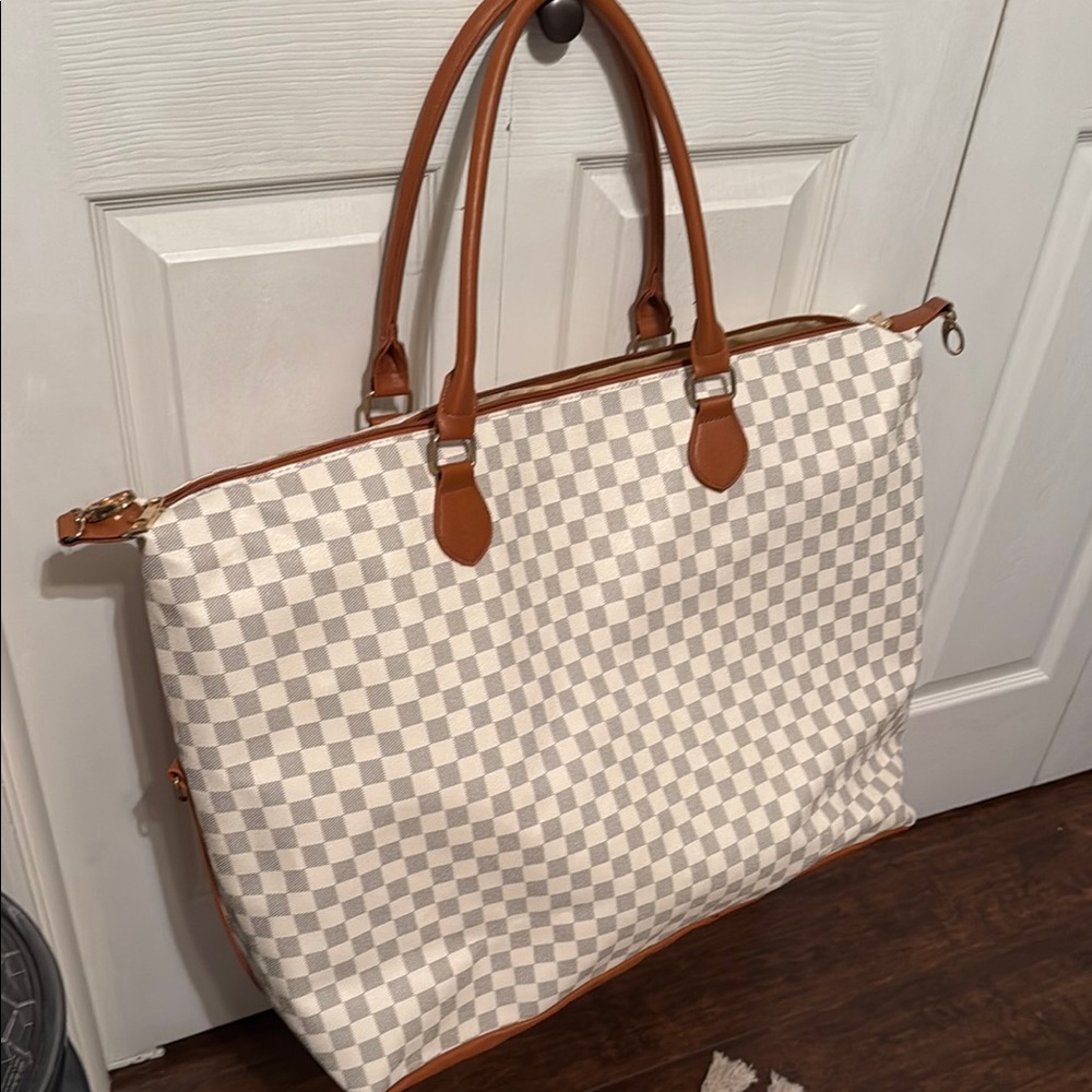 Elegant Checkered Tote with Brown Accents